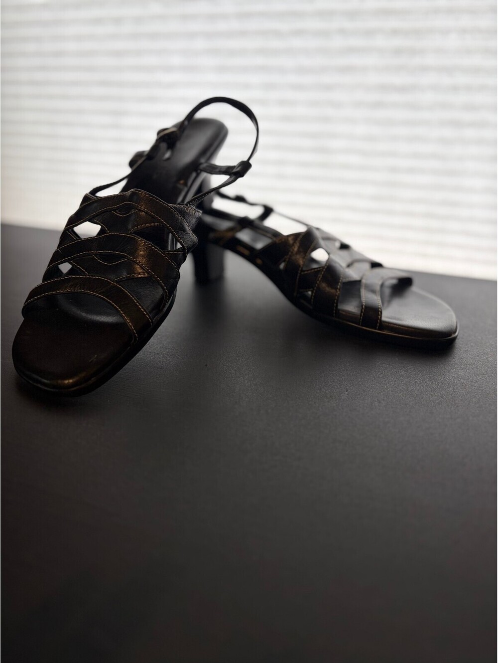 Vintage Y2K Leather Connie Skippy Black Strappy Low Heel Sandals Size 8.5 M 1271